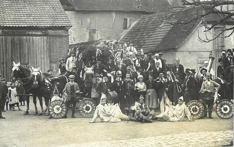 Wombacher Musikanten beim Faschingszug 1921. Wombacher Musikanten beim Faschingszug 1921.