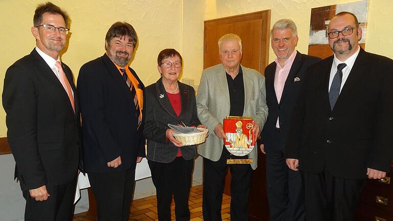 Bernd Ullrich war fast 18 Jahre als Gemeinderat für Stockheim tätig. Das Bild zeigt (von links) den stellvertretenden Landrat Peter Suckfüll, Gerald Pittner (MdL),  Mechthild und Bernd Ullrich, Steffen Vogel (MdL) und Bürgermeister Martin Link.