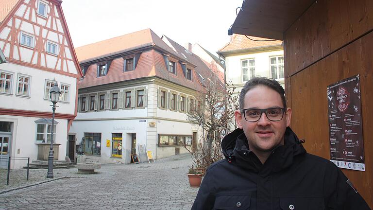 Bürgermeisterkandidat Marcel Hannweber (CSU) steht am Dettelbacher Marktplatz neben der Glühweinbude, in der auch der Verein 'Dettelbach kann mehr!' ausschenkt. Dafür engagiert sich der 33-Jährige. Bürgermeisterkandidat Marcel Hannweber (CSU) steht am Dettelbacher Marktplatz neben der Glühweinbude, in der auch der Verein 'Dettelbach kann mehr!' ausschenkt. Dafür engagiert sich der 33-Jährige.