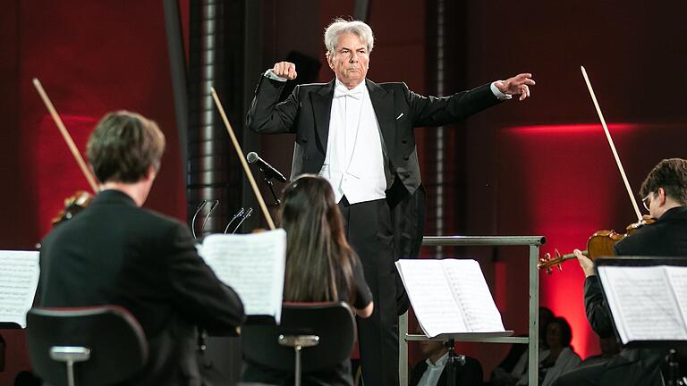 Hartmut Haenchen am Pult der Potsdamer Kammerakademie im Vogel Convention Center in Würzburg beim ersten Live-Konzert des Mozartfests 2020.