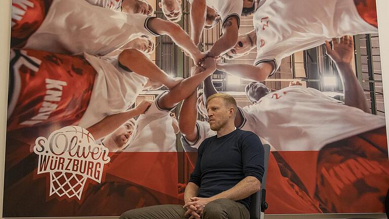 Geschäftsführer Steffen Liebler in seinem Büro im Trainingszentrum der Baskets: „Geschäftsführer Steffen Liebler in seinem Büro im Trainingszentrum der Baskets: „Durch die Corona-Krise – und das hat nichts mit dem Gesellschafterwechsel zu tun – so klein geschrumpft, wie es nur irgendwie möglich ist, viel kleiner geht es nicht mehr.“