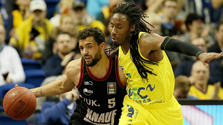 Robert Lowery (rechts) bei seinem Debüt für Alba Berlin im Zweikampf mit dem damaligen Würzburger Joshiko Saibou.