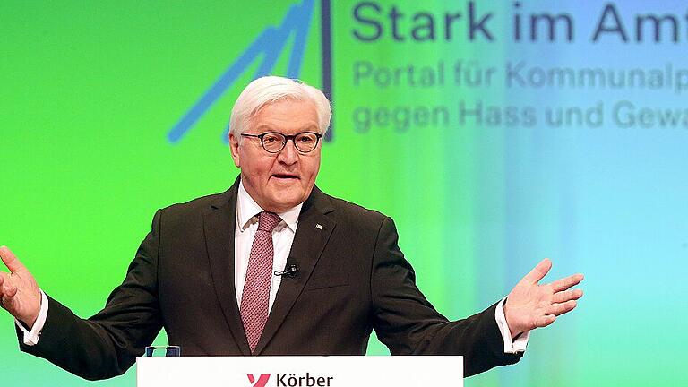 Freischaltung des Portals 'Stark im Amt' - Bundespräsident Frank-Walter Steinmeier ist Schirmherr des Portals „Stark im Amt“, bei dem sich Kommunalpolitikerinnen und Kommunalpolitiker mit Informationen und Kontakten versorgen können, um Übergriffen und Angriff vorzubeugen. Wie nötig so ein Portal ist, zeigt sich auch im Landkreis Kitzingen. Freischaltung des Portals 'Stark im Amt' - Bundespräsident Frank-Walter Steinmeier ist Schirmherr des Portals „Stark im Amt“, bei dem sich Kommunalpolitikerinnen und Kommunalpolitiker mit Informationen und Kontakten versorgen können, um Übergriffen und Angriff vorzubeugen. Wie nötig so ein Portal ist, zeigt sich auch im Landkreis Kitzingen.