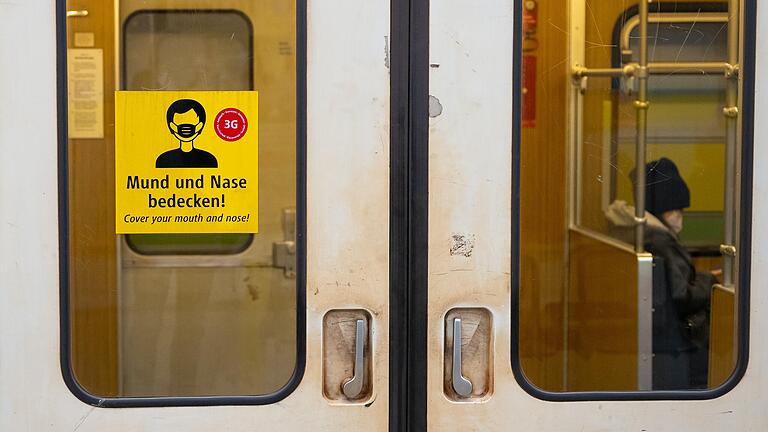 Die Maskenpflicht in Bussen und Bahnen gilt in Bayern auch im Sommer weiter. Allerdings reicht nach einem Beschluss der Staatsregierung dort künftig auch eine einfache OP-Maske.