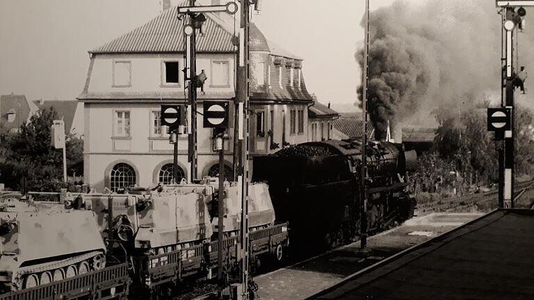 Dunkler Dampf über Gerolzhofen: Über Jahrzehnte gehörte der Schienenverkehr mit Dampfloks (hier ein Güterzug mit Panzern) zum Alltagsbild in Gerolzhofen.