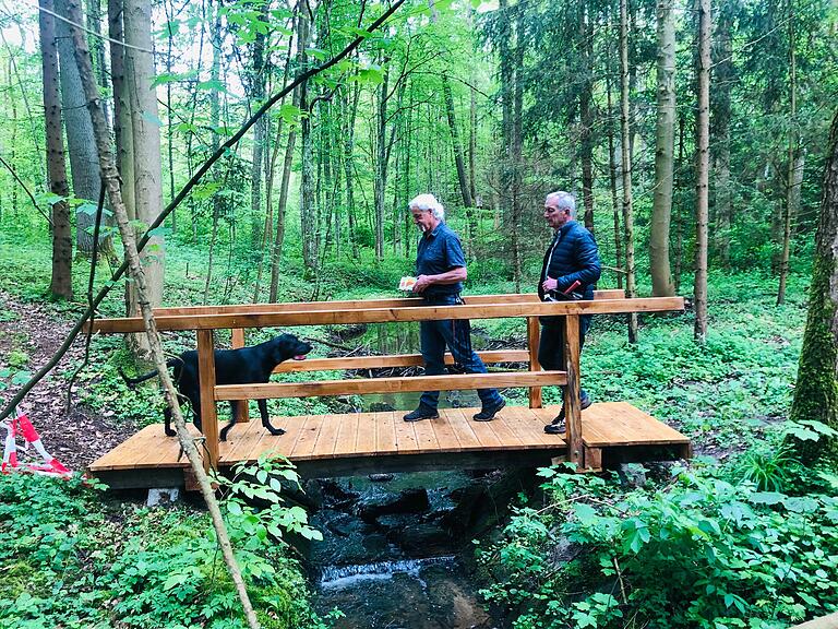 Die Brücke über den Pfaffbach wurde neu hergerichtet.