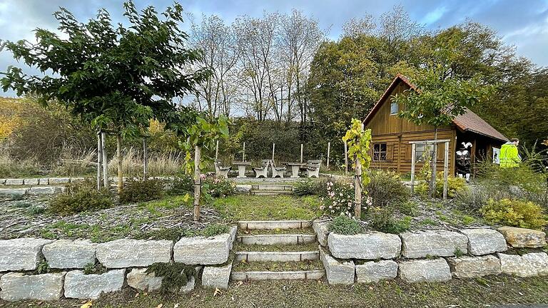 Beispiel für gelungene Biodiversität: die Abt-Ludwig-Winzerhütte in Oberschwarzach gehört zu den Preisträgern des Wettbewerbs „Aufgeblüht“ des Fränkischen Weinbauverbands.