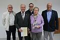 Eugen Rösch war 41 Kassier der Eigenheimer-Vereinigung Bergrheinfeld-Garstadt. Dafür erhielt er von Vizepräsident Heinz Amling die Ehrennadel in Gold. Das Bild zeigt Eugen Rösch mit seiner Frau (Mitte), eingerahmt vom Vorsitzenden Herbert Bergmann, Landesvorstandsmitglied Klaus Winkler und Vizepräsident Heinz Amling (von links).