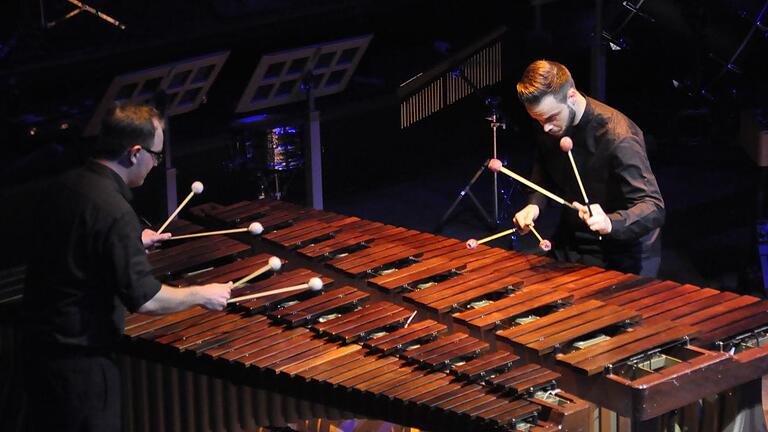 Philipp Mohr (Marimbaphon, links) und Timo-Jan Deen (Cajon, rechts). Peter Klopf       -  Philipp Mohr (Marimbaphon, links) und Timo-Jan Deen (Cajon, rechts). Peter Klopf