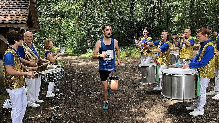 Heiße Rhythmen der Schweinfurter Gruppe „Os Peixes do Samba“ begegleiteten die Sportler beim Buchentalcrosslauf des SV Hausen-Rohrbach. Heiße Rhythmen der Schweinfurter Gruppe „Os Peixes do Samba“ begegleiteten die Sportler beim Buchentalcrosslauf des SV Hausen-Rohrbach.