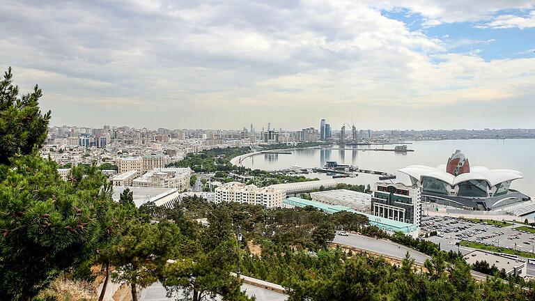 Stadtansicht von Baku, Hauptstadt von Aserbaidschan. Um Millionen-Zahlungen aus dem osteuropäischen Staat an deutsche Politikerinnen und Politiker drehen sich Ermittlungen der Staatsanwaltschaft. Stadtansicht von Baku, Hauptstadt von Aserbaidschan. Um Millionen-Zahlungen aus dem osteuropäischen Staat an deutsche Politikerinnen und Politiker drehen sich Ermittlungen der Staatsanwaltschaft. 