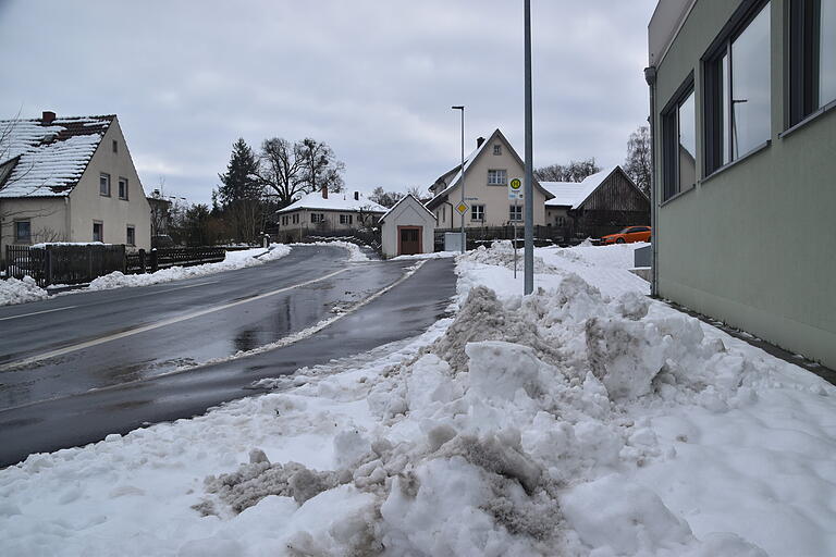 Das Wetter hat den Mitarbeitern des Fladunger Bauhofs in den vergangenen Tagen viel Arbeit beschert. Schnee musste an vielen Stellen beseitigt werden, um Straßen und Gehsteige gefahrlos nutzen zu können.