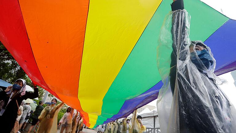 Die Regenbogenfahne (Symbolbild von einer Pride-Parade in Taiwan am 29. Oktober) gilt als Symbol für queere Menschen. Doch die Bewegung bekommt Gegenwind, gerade aus rechtsextremen Kreisen. Die Regenbogenfahne (Symbolbild von einer Pride-Parade in Taiwan am 29. Oktober) gilt als Symbol für queere Menschen. Doch die Bewegung bekommt Gegenwind, gerade aus rechtsextremen Kreisen.