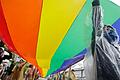 Die Regenbogenfahne (Symbolbild von einer Pride-Parade in Taiwan am 29. Oktober) gilt als Symbol für queere Menschen. Doch die Bewegung bekommt Gegenwind, gerade aus rechtsextremen Kreisen.