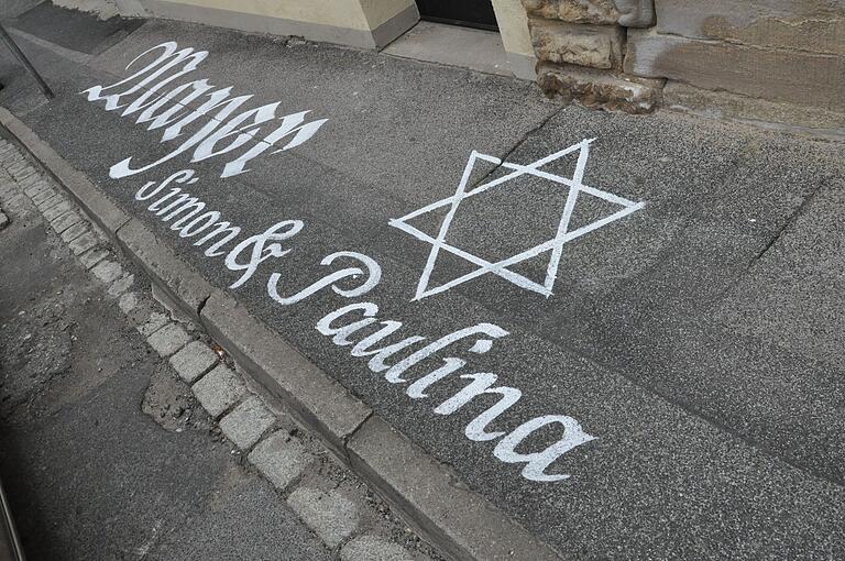 Die Künstlerin Melina Müller hatte Namen ehemaliger jüdischer Familien aus Hofheim auf einen Gehsteig in der Bahnhofstraße aufgemalt. Die Künstlerin Melina Müller hatte Namen ehemaliger jüdischer Familien aus Hofheim auf einen Gehsteig in der Bahnhofstraße aufgemalt.
