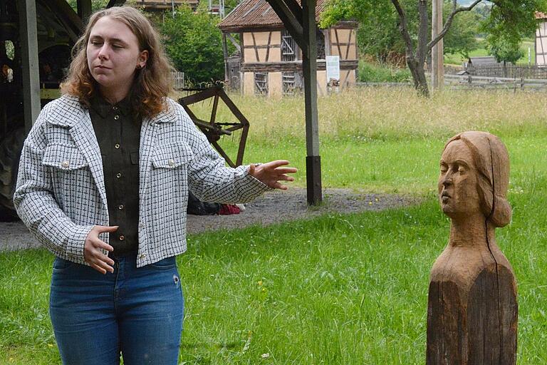 Magdalena Bals zeigt einen Frauenkopf. Titel: Heimat. Etwas, das sie mit 'Vergangenheit und Erinnerung' beschreibt.