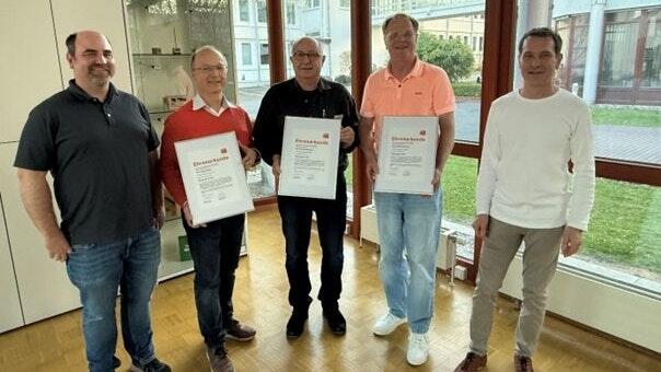 Simon Kraft (links) und Jochen Haag (rechts) übernahmen die Verleihungen der Goldenen Ehrennadel des Fachverbandes an Thomas Dürr, Michael Rodemers und Thomas Schmieg. Simon Kraft (links) und Jochen Haag (rechts) übernahmen die Verleihungen der Goldenen Ehrennadel des Fachverbandes an Thomas Dürr, Michael Rodemers und Thomas Schmieg.