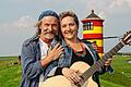 Nicht nur privat sondern auch beruflich sind Klaus Peter Wolf und seine Frau Bettina Göschl ein eingespieltes Team. Nicht nur, dass der Schriftsteller und die Musikerin gemeinsam Kinderbücher verfassen. Auch bei Wolf Krimilesungen ist Göschl dabei. Am 21. April können sich die Haßfurter ein Bild von der Lesung mit Musik machen.