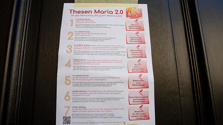 Thesenanschlag von Maria 2.0: Dieses Papier hing am Sonntag am Eingang des Gebäudes rechts neben dem Würzburger Dom. Thesenanschlag von Maria 2.0: Dieses Papier hing am Sonntag am Eingang des Gebäudes rechts neben dem Würzburger Dom.