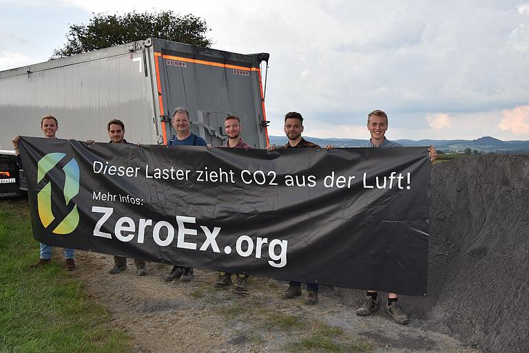 Für aktiven Klimaschutz macht sich das Kern-Team von ZeroEx Carl Bödecker, Tony Oehm, Hannes Steinle, Simon Brand und Jakob Keese (von links) stark. Basaltmehl wird als Bodenhilfsstoff auf den Ackerflächen von Landwirt Klaus Merkel (dritter von links) aufgebracht.