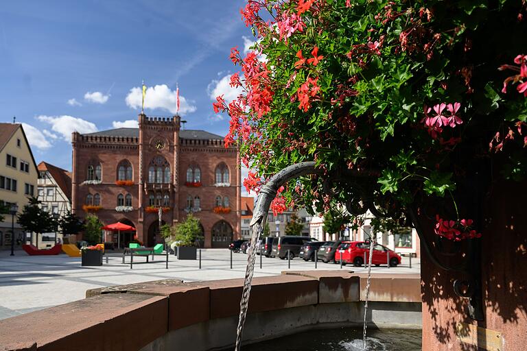 Tolle Kulisse am Marktplatz in Tauberbischofsheim. Besonders die neugotische Fassade des Rathauses. Tolle Kulisse am Marktplatz in Tauberbischofsheim. Besonders die neugotische Fassade des Rathauses.