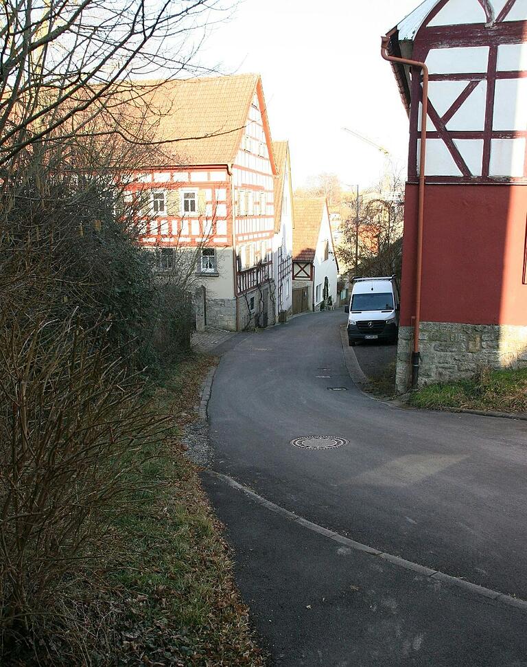 Die Kirchgasse in Martinsheim hat im letzten Jahr eine neue Deckschicht erhalten. Dies soll in diesem Jahr möglichst bei weiteren gemeindeeigenen Straßen in Martinsheim, Enheim, Gnötzheim und Unterickelsheim durchgeführt werden. Die Kirchgasse in Martinsheim hat im letzten Jahr eine neue Deckschicht erhalten. Dies soll in diesem Jahr möglichst bei weiteren gemeindeeigenen Straßen in Martinsheim, Enheim, Gnötzheim und Unterickelsheim durchgeführt werden.