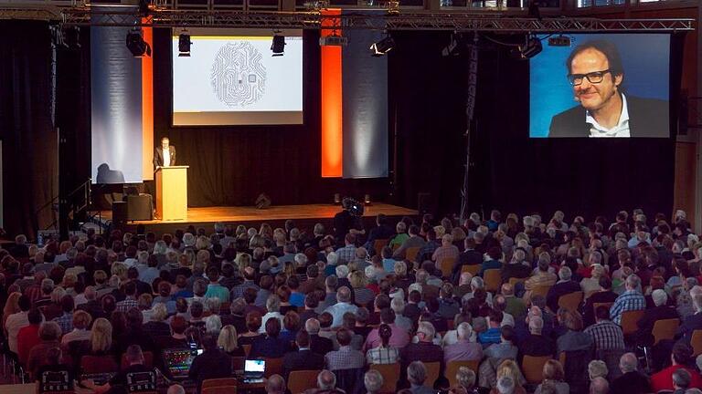 Volles Haus, tolle Stimmung: Der Veranstaltung der VR-Bank in Dettelbach mit Kabarettist Vince Ebert war ein voller Erfolg