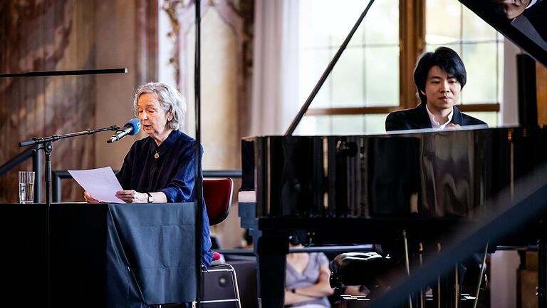 Ulla Hahn und Kit Armstrong auf der Bühne im Kaisersaal der Würzburger Residenz.&nbsp;