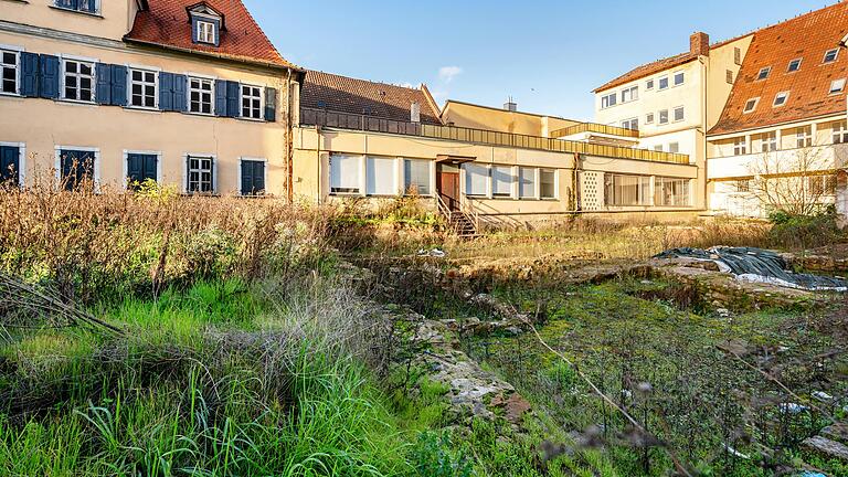 Das Projekt Kulturforum ist auf Eis gelegt. Der Antrag der SPD, schon im nächsten Jahr das Haus Obere Straße 13 abzureißen (im Bild rechts im Anschluss an den Flachbau), wurde in den Haushaltsberatungen abgelehnt.