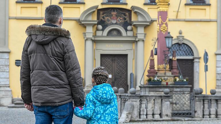 Michael von Graevemeyer fühlt sich von der VG Eibelstadt allein gelassen. Trotz einer Glutenunverträglichkeit seiner Tochter bekommt die Familie die Kosten für das Mittagessen in der Mittagsbetreuung nicht erstattet.