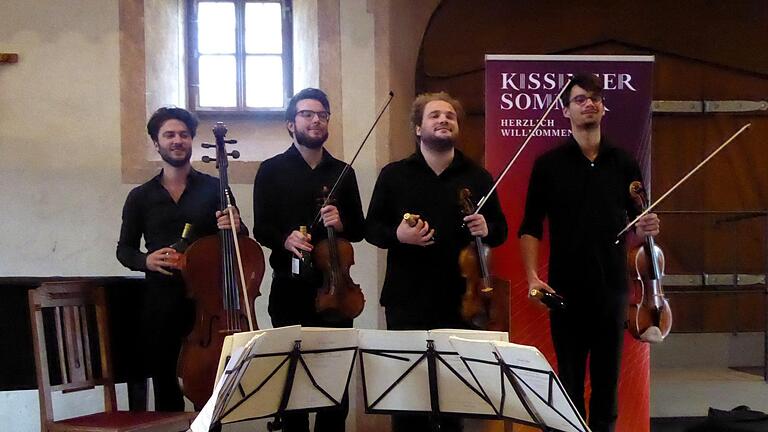 Es gibt doch noch Bocksbeutel für verdiente Musiker: das Goldmund-Quartett mit Raphael Paratore (Violoncello), Florian Schötz (1. Violine), Pinchas Adt (2. Violine) und Christoph Vandory (Viola). Foto: Gerhild Ahnert       -  Es gibt doch noch Bocksbeutel für verdiente Musiker: das Goldmund-Quartett mit Raphael Paratore (Violoncello), Florian Schötz (1. Violine), Pinchas Adt (2. Violine) und Christoph Vandory (Viola). Foto: Gerhild Ahnert