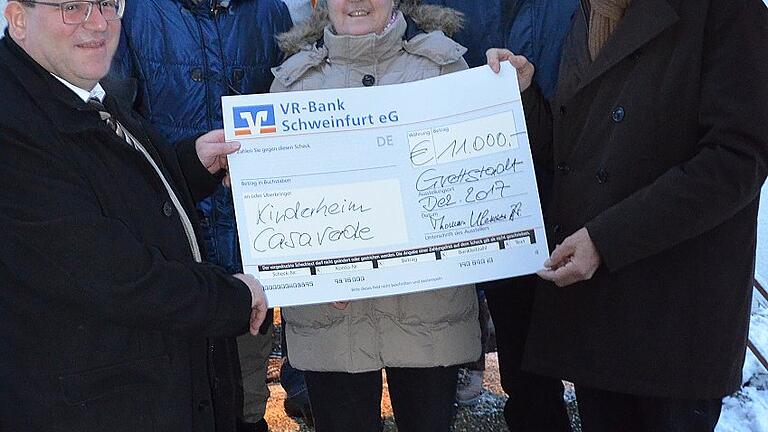Eine Zukunft im Mädchenheim Casa Verde       -  (rv)   Der Freundeskreis Cusco/Peru der katholischen Kirchengemeinde Grettstadt freut sich, 11 000 Euro für das Kinderheim Casa Verde spenden zu können. Die Einnahmen stammen zum einen aus örtlichen Spendengeldern und zum anderen aus den Gewinnen der Kaffeebar des Weihnachtsmarktes. Pfarrer Thomas Klemm und die Vertreter der Kirchenverwaltung Helmut Renninger, Norbert Karch, Rosi Conrad, Lorenz Rößner und Elisabeth Müller übergaben den Spendenscheck gemeinsam mit Pfarrgemeinderatsvorsitzender Barbara Böhner. Der Spendenbetrag sichert die Betreuung von bis zu 20 Mädchen in dem durch IADES  Blansal betreuten Kinderheim in der Inkastadt Cusco. Seit vielen Jahren unterstützen die Grettstädter das Heim in dem Stadtteil Tupac Amaru Cusco gemeinsam mit der Peruhilfe Kraichgau, der Kirchengemeinde St. Laurentius Köln und der Internationalen Kinder- und Jugendhilfe Wasserburg. Eine besondere Herausforderung für die Freundeskreise stellt die jährliche Haushaltsplanung für das Kinderheim dar. Aktuell werden je Kind monatlich rund 200 Euro benötigt, was einen Jahresetat von etwa 35 000 Euro ergibt, berichtete Helmut Renninger. &bdquo;In diesem Jahr haben wir für die Flutkatastrophe im Frühsommer bereits 1000 Euro und für das Kinderheim 7000 Euro zur Verfügung gestellt. Für die Planungen 2018 konnten wir nun noch 3000 Euro fest zusagen. Die Höhe unseres Spendenbeitrages ist wie immer abhängig von der Spendenbereitschaft unserer Förderer&ldquo;. Die Region Cusco gehört mit zu den ärmsten Regionen des Landes. Im Heim Casa Verde werden speziell Mädchen im Alter von drei bis 18 Jahren aufgenommen, die Opfer von familiärer und sexueller Gewalt geworden sind. Den Mädchen wird so eine Perspektive geboten ein gewaltfreies und selbstbestimmtes Leben zu entwickeln. Neben einer Fördermitgliedschaft freut sich der Freundeskreis über jede Einzelspende auf das Konto: Katholische Kirchenstiftung Grettstadt, IBAN: DE 91790690100101710958. Die steuerlich abzugsfähigen Spendengelder kommen in vollem Umfang ungekürzt bei den Kindern an, versichert der Freundeskreis, der sich über jede Spende, egal in welcher Höhe, freut. Im Bild von links: Pfarrvikar Thomas Klemm, Rosi Conrad, Lorenz Rößner, Elisabeth Müller, Barbara Böhner, Norbert Karch und Helmut Renninger.