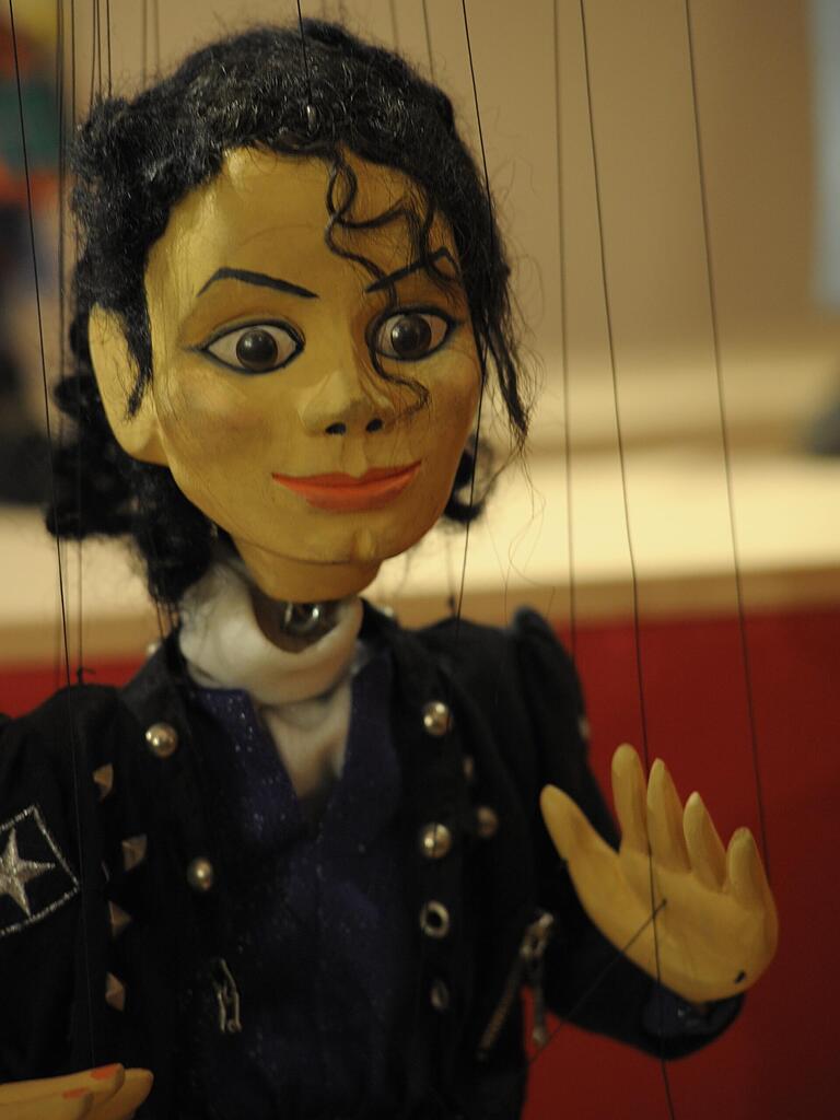 Michael Jackson macht auch als Marionette eine gute Figur. Michael Jackson macht auch als Marionette eine gute Figur.