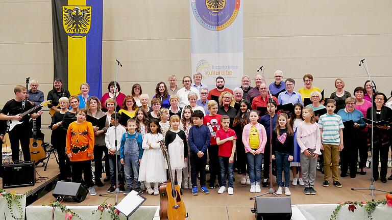 Im Rahmen der Sennfelder Kulturtage servierte der Chor des Gesangvereins unter der musikalischen Leitung von Anette Kohler-Ebner mit dem Herbstkonzert „Sounds of Silence“ einen „musikalischen Leckerbissen“.