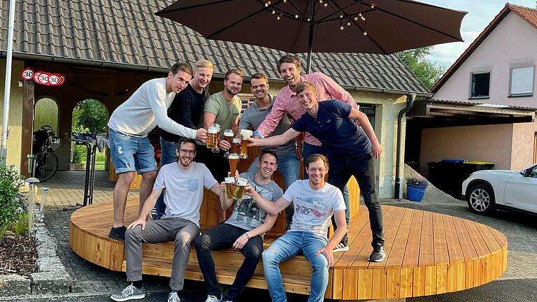 Die Donnersdorfer Weißbier-Connnection stößt auf das gelungene Werk an (hinten von links:) Sebastian Lenhard, Robert Scheder, Fabian Schmitt, Andreas Krönert, Sebastian Schwarzer und Martin Keller; (vorne von links:) Philipp Eirich, Tobias Thurn und Johannes Eck. Es fehlt Marc Krüger.