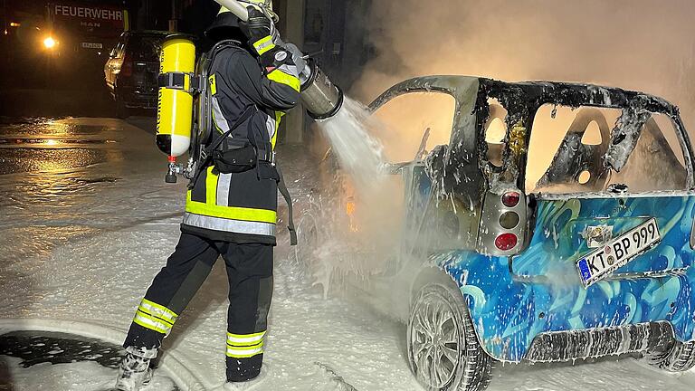 In der Nacht auf den 4. Februar brannte das Auto des Kitzinger Stadtrats Uwe Hartmann (Bayernpartei). Jetzt wurde ein Tatverdächtiger festgenommen.