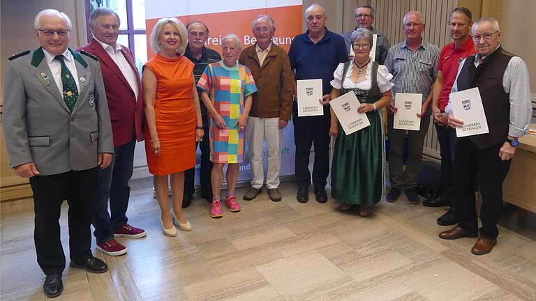 Die Laudatoren Siegfried Weinig, Josef Scheller und Tamara Bischof mit den für ihre Leistungen und ihren Einsatz mit Gold geehrten Sporttreibenden und Vereinspersonal.