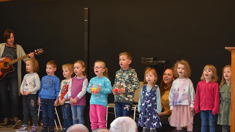 Bei der Seniorenweihnachtsfeier im Falkenbergzentrum in Donnersdorf zeigten die Kinder eine Aufführung zum Thema Licht und Schatten.