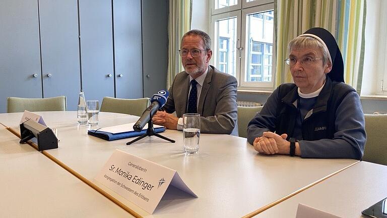 Bei der Pressekonferenz am 25. September gaben der Geschäftsführer der Kongregation der Schwestern des Erlösers, Martin Stapper, und Generaloberin Oberin Schwester Monika Edinger bekannt, dass das Krankenhaus doch nicht am 31. Dezember geschlossen wird. Bei der Pressekonferenz am 25. September gaben der Geschäftsführer der Kongregation der Schwestern des Erlösers, Martin Stapper, und Generaloberin Oberin Schwester Monika Edinger bekannt, dass das Krankenhaus doch nicht am 31. Dezember geschlossen wird.