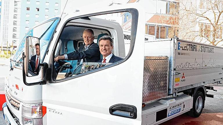 Daimler übergibt Lastwagen mit Elektroantrieb       -  Der Stuttgarter Oberbürgermeister Fritz Kuhn am Steuer eines Kleinlastwagens Fuso Canter mit Elektroantrieb, Daimler-Nutzfahrzeugchef Wolfgang Bernhard erläutert den batteriebetriebenen Lastkraftwagen der Daimler Marke Fuso. Zwölf Monate lang wird die Stadt Stuttgart ihn in ihren Eigenbetrieben testen.