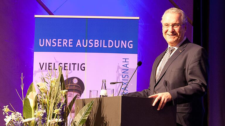 Innenminister Joachim Hermann (CSU) ernennt 117 neue Bereitschaftspolizisten.