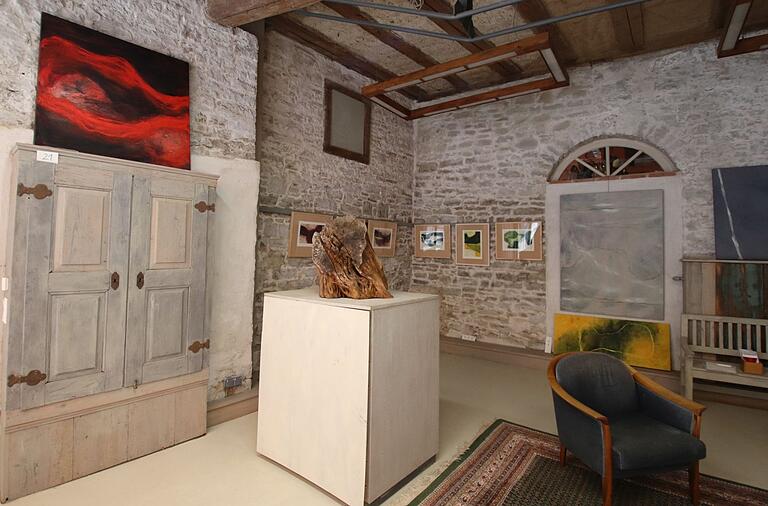 In seinem Wohnhaus, der alten Posthalterei Dettelbachs, hat Fritz Herrmann einen Raum, in dem er seine Kunstwerke ausstellt. In seinem Wohnhaus, der alten Posthalterei Dettelbachs, hat Fritz Herrmann einen Raum, in dem er seine Kunstwerke ausstellt.