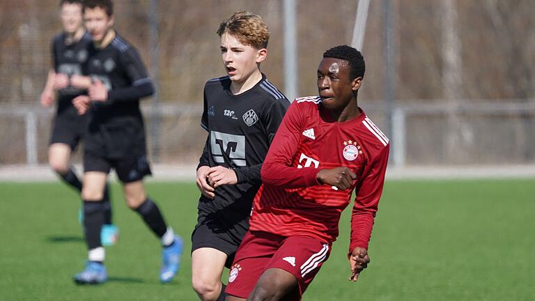 Wechselt im Sommer endgültig die Farben: Nachwuchstalent Lennart Karl (links) im Trikot von Viktoria Aschaffenburg beim Duell gegen seinen künftigen Verein Bayern München. Wechselt im Sommer endgültig die Farben: Nachwuchstalent Lennart Karl (links) im Trikot von Viktoria Aschaffenburg beim Duell gegen seinen künftigen Verein Bayern München.