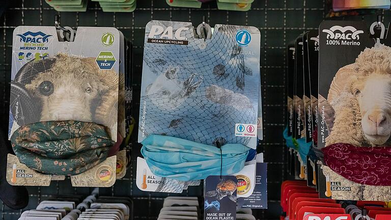 P.A.C.-Produkte im Showroom. Die Multifunktionstücher gehören zu den Schlagern des Schweinfurter Unternehmens. P.A.C.-Produkte im Showroom. Die Multifunktionstücher gehören zu den Schlagern des Schweinfurter Unternehmens. 