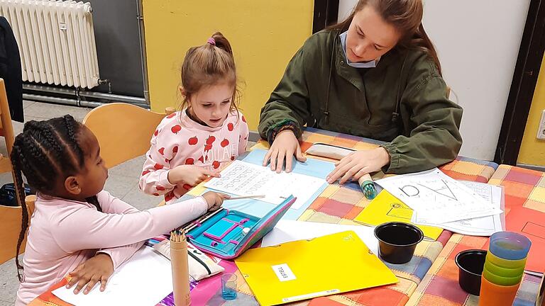 Schule des Friedens der Gemeinschaft Sant'Egidio in Würzburg: Kinder lernen hier lesen und schreiben. Schule des Friedens der Gemeinschaft Sant'Egidio in Würzburg: Kinder lernen hier lesen und schreiben. 