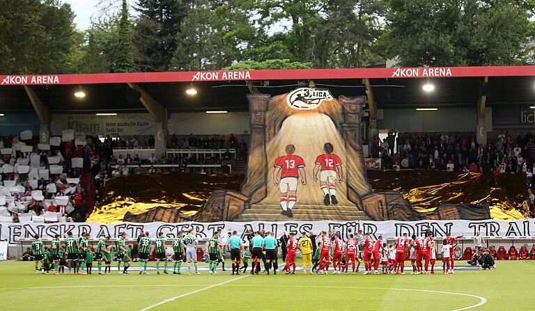 Prickelnde Atmosphäre: ein Teil der beeindruckende Choreographie der Kickers-Fans.