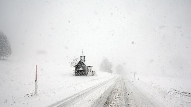 Schneefall in höheren Lagen Bayerns       -  In Bayern fielen zum Teil mehrere Zentimeter Schnee.