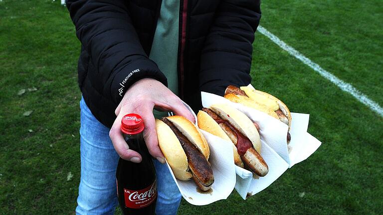 Rhöner Fußball-Nachlese - Bratwurst-Stilleben in Reiterswiesen. Rhöner Fußball-Nachlese - Bratwurst-Stilleben in Reiterswiesen.