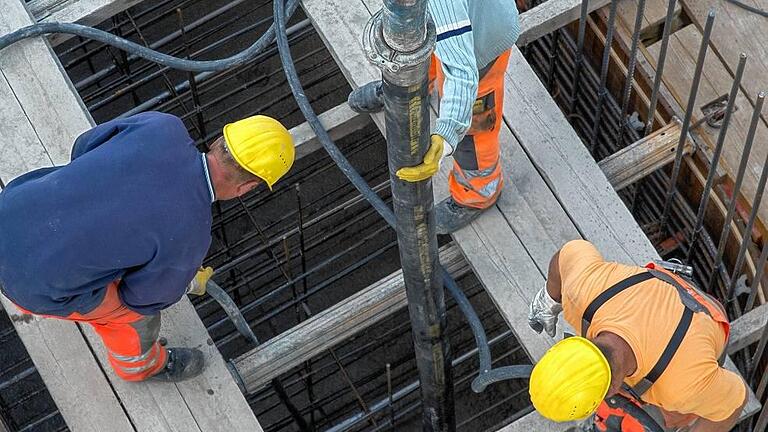 Blick nach unten: Beton fließt in die Pfeiler.