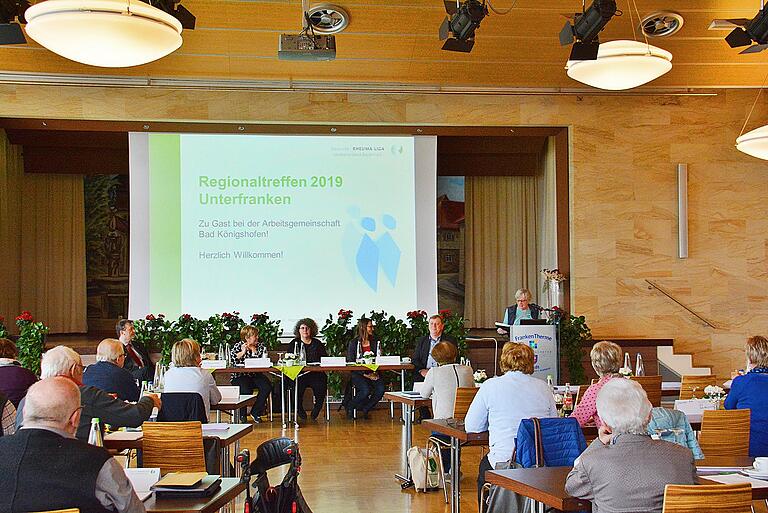 Im großen Kursaal der FrankenTherme Bad Königshofen waren am Donnerstag die unterfränkischen und bayerischen Arbeitsgemeinschaften zu Gast. Hier wurden sie von der Vorsitzenden der Arbeitsgemeinschaft Rheumaliga Bad Königshofen, Christine Baumann begrüßt. Im großen Kursaal der FrankenTherme Bad Königshofen waren am Donnerstag die unterfränkischen und bayerischen Arbeitsgemeinschaften zu Gast. Hier wurden sie von der Vorsitzenden der Arbeitsgemeinschaft Rheumaliga Bad Königshofen, Christine Baumann begrüßt.